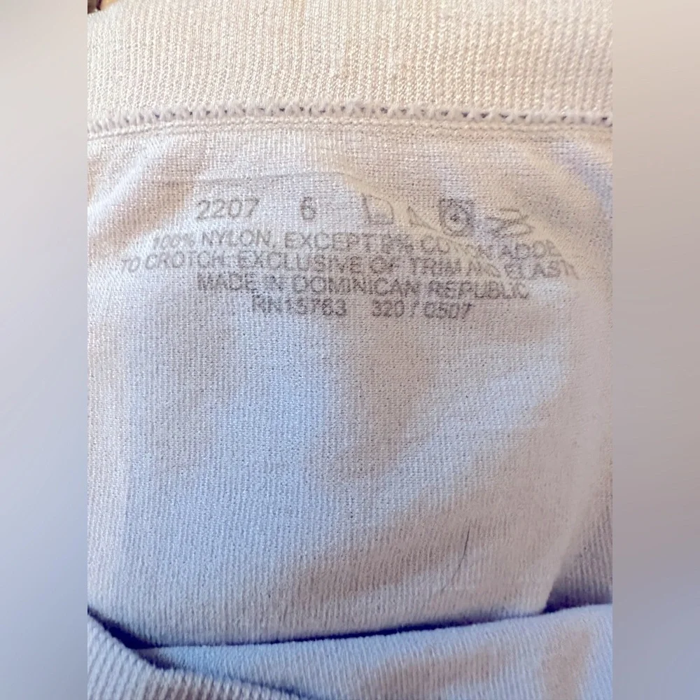 🛍️ Size 6 100% Nylon stretch a lot light blue and pink. Never worn too small.